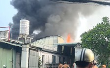 Cháy lớn kho hàng ở Hóc Môn