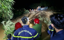 Công an TP.Huế xuyên đêm cứu 4 người dân mắc kẹt trong dòng lũ