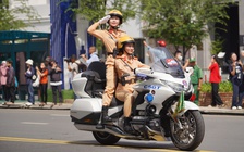Nữ CSGT dẫn đoàn duy nhất lái siêu mô tô trong 'Vinh quang Công an nhân dân Việt Nam'