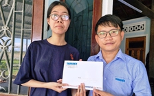 Trao tiền cho 2 trường hợp khó khăn ở Quảng Nam