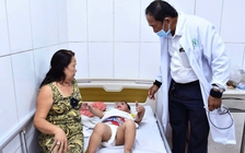 Bé trai 2 tuổi bị xương cá đâm thủng ruột