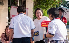Thầy cô TP.HCM mặc áo lớp, cầm biển cổ vũ, 'Cả thế giới tin em làm được'!