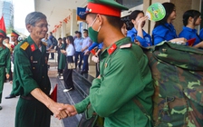 Cựu chiến binh bắt tay, chào điều lệnh từng chiến sĩ làm nhiệm vụ A80