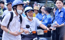 Ông ngoại 76 tuổi đưa cháu đi thi cấp 3 để 'được vía tốt'