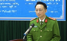 Khởi tố đại tá công an nhận bộ bàn ghế 150 triệu của người khai thác cát trái phép