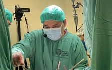 Bệnh viện Bình Dân điều trị thành công ca hẹp niệu đạo phức tạp người Mỹ