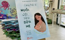Giải đáp chuyện nuôi con bằng sữa mẹ qua sách của bác sĩ 35 năm kinh nghiệm