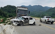 Xe con lấn làn gây tai nạn nghiêm trọng, 5 người thương vong