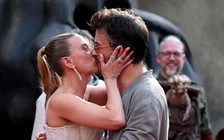 Chồng Scarlett Johansson phản ứng ra sao khi vợ hôn bạn diễn ngoài đời?