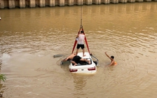 Xe ô tô lao xuống sông, 2 người được cứu sống