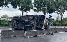 TP.HCM: Hai xe tông dải phân cách, đường Đỗ Mười ùn ứ kéo dài