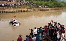 Vụ ô tô rơi xuống sông khiến 3 người chết: Tài xế đã tử vong