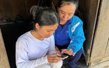 'Cõng' thông tin đến từng nóc nhà vùng cao