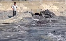 Gia Lai: Nước thải đen ngòm tràn ra biển Nhơn Lý