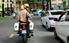 Dừng đỗ xe sai ở trung tâm TP.HCM: Thấy CSGT ghi hình phạt nguội, tài xế bỏ chạy