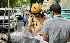 Dừng xe 10 giây ở đường có biển cấm dừng đỗ, tài xế vẫn bị CSGT phạt