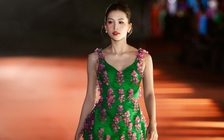 Hoa hậu Tiểu Vy làm vedette show thời trang ở cảng sông Hàn Đà Nẵng