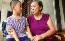 Bé trai mồ côi mẹ ở với bà ngoại già yếu