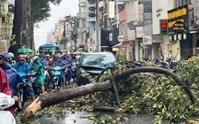 Mưa to gió lớn di chuyển ngoài đường, sợ quá chừng