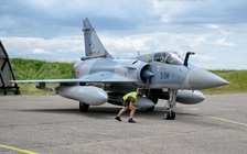 Ukraine mất chiến đấu cơ Mirage 2000, dân phản đối 
luật mới