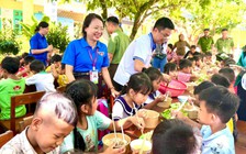 Bữa cơm ấm áp và những món quà sẻ chia