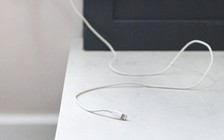 Tiền điện tăng cao vì thói quen không rút củ sạc
