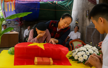 Những người mẹ trăm tuổi đón con 'trở về'