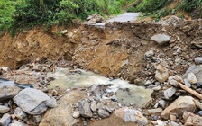 Lũ 'xé nát' QL16 ở Nghệ An, giao thông tê liệt