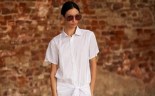 Biến áo sơ mi thành váy, trang phục hợp xu hướng và thanh lịch tự nhiên