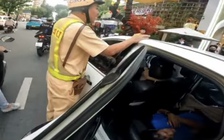 CSGT TP.HCM mở đường khẩn cấp đưa người đàn ông ngất xỉu đi cấp cứu