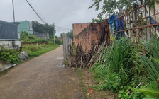 Xây hàng rào giữa đường để 'giữ đất nhà mình'