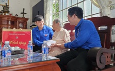 Anh Nguyễn Minh Triết thăm mẹ Việt Nam anh hùng và gia đình chính sách