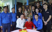 Phục dựng ảnh liệt sĩ và bữa cơm đoàn viên với Mẹ