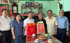 Chánh án TAND tối cao Lê Minh Trí thăm các gia đình chính sách tại Vĩnh Long