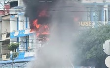 Đồng Tháp: Cháy hộp đèn giữa vòng xoay giao thông khiến nhiều người 'hú vía'