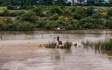 Gia Lai: Dùng máy bay không người lái giải cứu trẻ em giữa dòng lũ