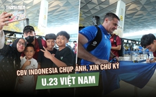 CĐV Indonesia chụp ảnh, xin chữ ký U.23 Việt Nam ở sân bay