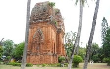 Cơ quan quản lý giải thích những dòng chữ khắc trên Tháp Đôi 800 năm tuổi