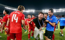 HLV Kim Sang-sik gặp ‘sự cố khó tin’, bị học trò… đánh rơi xuống đất