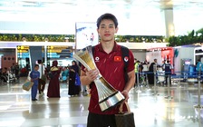 Đình Bắc ‘khệ nệ’ cầm cúp, CĐV Indonesia xin chữ ký U.23 Việt Nam ở sân bay