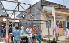 Lốc xoáy làm sập và tốc mái 15 căn nhà ở Cà Mau