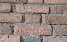 Tháp Đôi 800 năm tuổi bị bôi bẩn