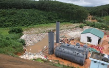 Sự cố môi trường ở Quảng Ngãi: Rác thải ồ ạt tràn xuống ao cá, ruộng vườn