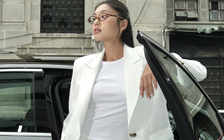 Phối đồ ‘white on white’ giúp nàng nâng tầm vẻ thanh lịch khi thu sang