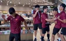 Quốc Việt rủ Đình Bắc, Văn Khang,... nhảy TikTok theo trend cực hài hước ở sân bay