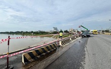 Hưng Yên: Giông lốc thổi bay lan can cầu