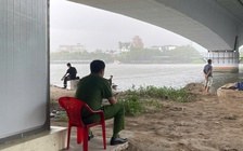 Tìm cô gái nhảy cầu, phát hiện 2 thi thể nam giới dưới sông Sài Gòn