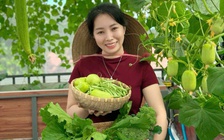 Khu vườn 30 m² xanh mướt với nhiều rau trái sạch của một phụ nữ xinh đẹp