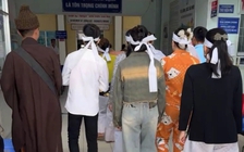 Cà Mau: Người nhà, thầy cúng đến 'trục vong' tại Trung tâm y tế U Minh