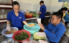 Nữ sinh giữ lửa cho bếp ăn từ thiện